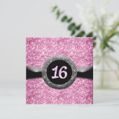 Roze Glitter Sweet 16 Lint Embleem Uitnodiging (Staand voorkant)