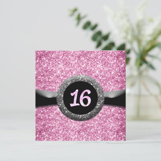 Roze Glitter Sweet 16 Ribbon Embleem Uitnodiging (Staand voorkant)