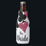 Roze Glitter Vegas Bride Custom Bottle Cooler<br><div class="desc">Geef die lange hals een volledig gepersonaliseerde "Bride" koelbox met een spreiding van kaartpakken in glitzy roze glitter en zwart met gepersonaliseerde tekst voor de naam van de bruid. Verzamel de meisjes om de bruid te vieren om bij een weekend te zijn in het gelukkige Las Vegas of gewoon een...</div>
