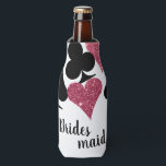 Roze Glitter Vegas Bruidsmeisje Bottle Cooler<br><div class="desc">Klasse omhoog die lange nek met een volledig gepersonaliseerde "bruidsmeisje" koelbox met een scatter van kaartpakken in glitzy roze glitter en zwart met gepersonaliseerde tekst voor de naam van de meid van eer. Verzamel de meisjes om de bruid te vieren met een weekend in gelukkig Las Vegas of gewoon een...</div>