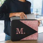 Roze glitter zwart monogram laptop sleeve<br><div class="desc">Voeg een vleugje luxe en elegantie toe aan uw technische accessoires met onze Pink Glitter Black Monogram Laptophoes. Dit sleeve is ontworpen voor stijl en bescherming en zorgt ervoor dat uw laptop veilig blijft terwijl u een gewaagde uitspraak doet. Beschikt over een strakke zwarte achtergrond versierd met een glinsterende roze...</div>