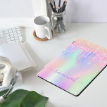 Roze glitterdruppels, goudhoudend eenhoorn roos iPad pro cover<br><div class="desc">Een trendy iriserende achtergrond met eenhoorn- en regenboogpastelkleuren in roze, paars, roos goud, muntgroen. Ontkleurd met faux glitter-druppels in roos goud, roze en paars. Paarse gekleurde letters. Personaliseer en voeg jouw naam toe. De naam wordt geschreven met een modern handgeschreven stijlmanuscript met swashes. Om de spoelbeurten te houden schrap slechts...</div>