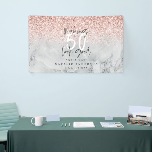 Roze glittermarmer maakt 50 jaar een goede verjaar spandoek (Beurs)