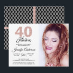 Roze Glitters 40 en Fabulous 40ste Verjaardag Foto Kaart<br><div class="desc">Een chic, elegante, uitnodiging voor een 40ste verjaardagsfeest die je kunt personaliseren en versturen voor je veertigste verjaardagsfeest. De woorden "40 en Fabulous" in roze glitters en zwart zijn gezet met behulp van moderne typografie. Voeg eenvoudig je eigen details en foto toe. Er is een zwart-wit diamantpatroon op de achterkant...</div>