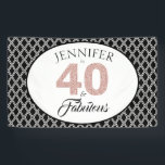Roze Glitters 40 en Fabulous Aangepaste 40e Verjaa Spandoek<br><div class="desc">Elegante 40 en fabuleuze gepersonaliseerde 40e verjaardag party banner, de woorden 40 en sassy zijn in namaak blozende roze glitters en zwart. De achtergrond is een zwart-wit geometrisch patroon. Perfect voor je 40e verjaardagsfeest. Je kan deze banner gemakkelijk aanpassen met je naam. Als je hulp nodig hebt of bijpassende producten,...</div>