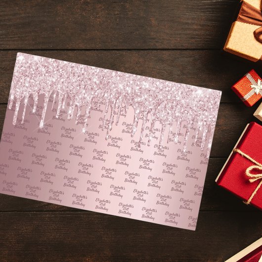 Roze glitters verjaardagsmonogram met stofroze dru inpakpapier vel