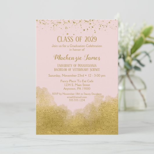 Roze Gold Confetti Graduation Party Invitation Kaart (Staand voorkant)