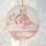 Roze Gold Glam Custom Girl Baby Foto gepersonalise Keramisch Ornament<br><div class="desc">Deze elegante versiering is een geweldige manier om je favoriete foto van het nieuwe meisje in de familie te shows. Vervang de steekproeffoto gemakkelijk met uw, dan personaliseer het door de naam van de baby in wit handschrift manuscript over wazige roze en faux gouden de borstels van de folie toe...</div>