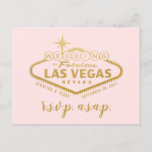 Roze Gold Las Vegas Wedding RSVP Response Briefkaa Aankondigingskaart<br><div class="desc">Het beroemde Onthaal aan het Teken van Las Vegas (gewijzigd om Wedding in Las Vegas te lezen) in faux gouden folie op een editable kleur knipperroze achtergrond. Uniek typografisch ontwerp op de achterzijde is volledig aanpasbaar. De briefkaarten RSVP hebben geen envelop aan post nodig.</div>