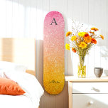 Roze Gold Yellow Ombre Glitter Persoonlijk Skateboard<br><div class="desc">Roze goudgele glitterskateboard met naam en monogram. Het gebruik personaliseert deze optie van de sjabloon om de tekst te veranderen | Het gebruik past verdere optie aan om de tekststijl en de grootte te veranderen. Als u geen tekst nodig hebt,  schrap het.</div>