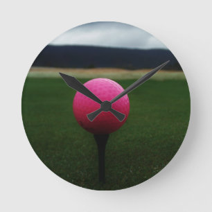 Roze Golfbal op een cursus van het berggolf Ronde Klok