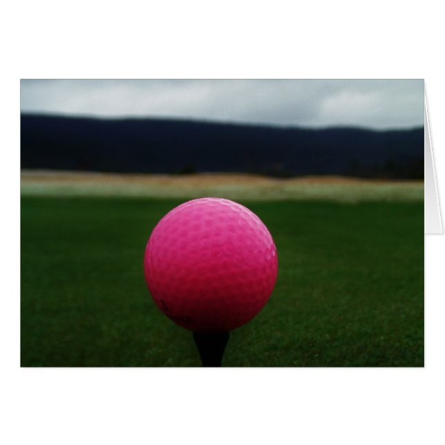Roze Golfbal op een golfbaan in een berg (Voorkant Horizontaal)