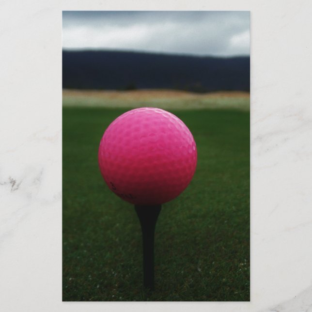 Roze Golfbal op een golfbaan in een berg (Voorkant)