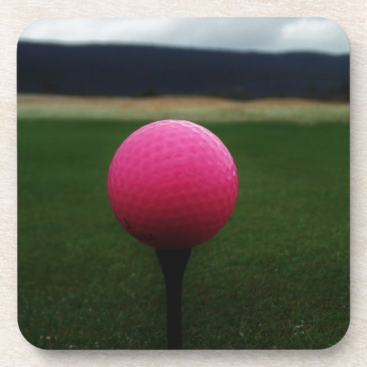 Roze Golfbal op een golfbaan in een berg Bier Onderzetter (Voorkant)