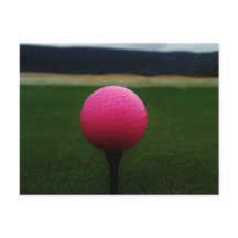 Roze Golfbal op een golfbaan in een berg