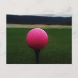 Roze Golfbal op een golfbaan in een berg Briefkaart