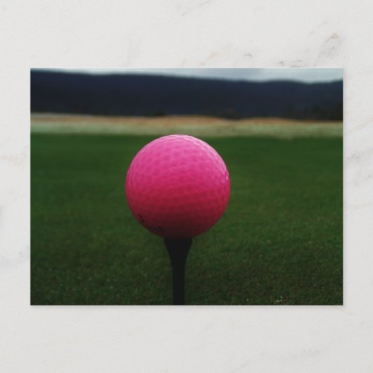Roze Golfbal op een golfbaan in een berg Briefkaart (Voorkant)