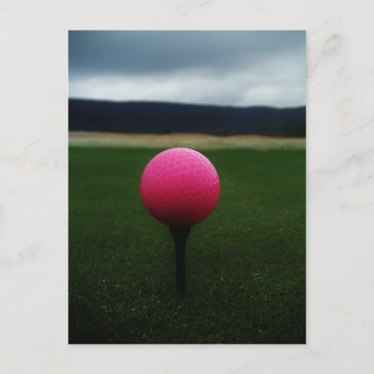 Roze Golfbal op een golfbaan in een berg Briefkaart (Voorkant)