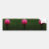 Roze Golfbal op een golfbaan in een berg Bumpersticker (Voorkant)