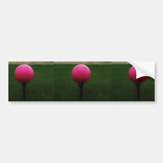 Roze Golfbal op een golfbaan in een berg Bumpersticker (Voorkant)