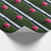 Roze Golfbal op een golfbaan in een berg Cadeaupapier (Hoek)