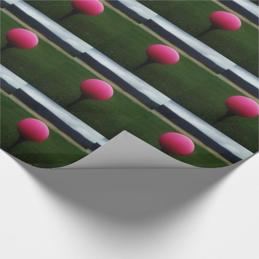 Roze Golfbal op een golfbaan in een berg Cadeaupapier (Hoek)