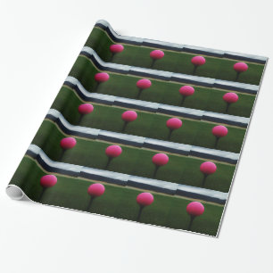 Roze Golfbal op een golfbaan in een berg Cadeaupapier