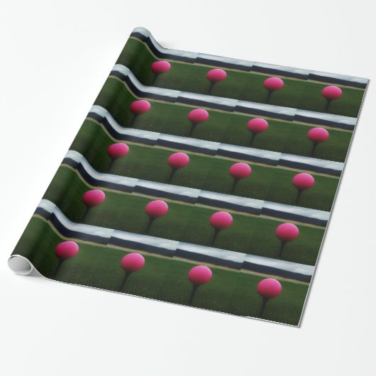 Roze Golfbal op een golfbaan in een berg Cadeaupapier (Uitgerold)