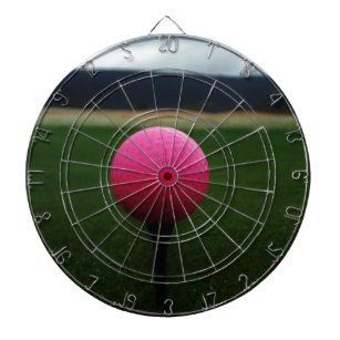 Roze Golfbal op een golfbaan in een berg Dartbord