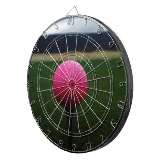 Roze Golfbal op een golfbaan in een berg Dartbord (Voorkant Rechts)