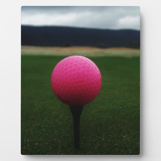 Roze Golfbal op een golfbaan in een berg Fotoplaat (Voorkant)