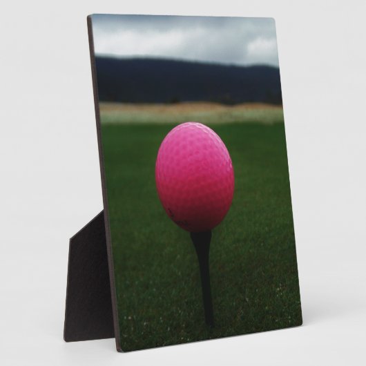 Roze Golfbal op een golfbaan in een berg Fotoplaat (Zijkant)