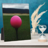 Roze Golfbal op een golfbaan in een berg Fotoplaat (Zijkant)