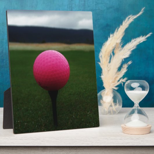Roze Golfbal op een golfbaan in een berg Fotoplaat (Zijkant)