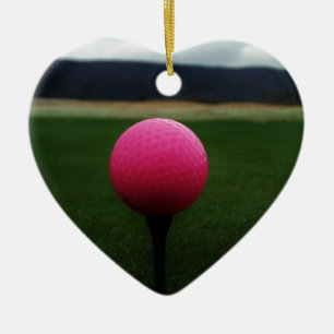 Roze Golfbal op een golfbaan in een berg Keramisch Ornament