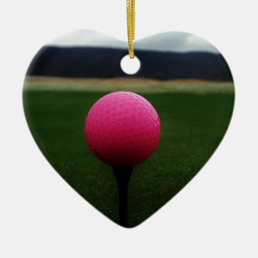 Roze Golfbal op een golfbaan in een berg Keramisch Ornament (Voorkant)