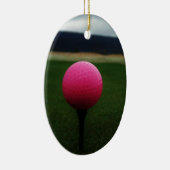 Roze Golfbal op een golfbaan in een berg Keramisch Ornament (Rechts)