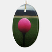 Roze Golfbal op een golfbaan in een berg Keramisch Ornament (Links)