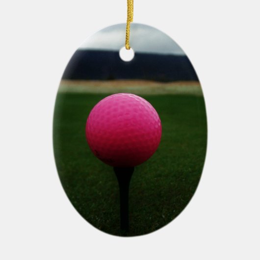 Roze Golfbal op een golfbaan in een berg Keramisch Ornament (Voorkant)