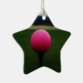 Roze Golfbal op een golfbaan in een berg Keramisch Ornament (Rechts)