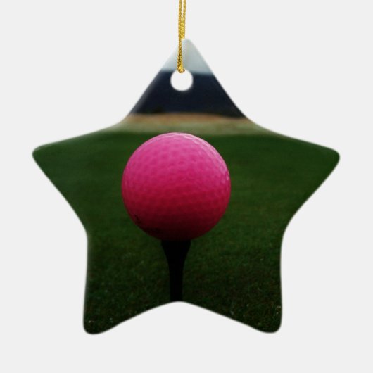Roze Golfbal op een golfbaan in een berg Keramisch Ornament (Voorkant)