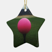 Roze Golfbal op een golfbaan in een berg Keramisch Ornament (Links)