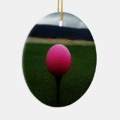 Roze Golfbal op een golfbaan in een berg Keramisch Ornament (Rechts)