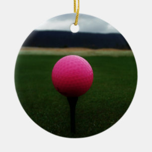 Roze Golfbal op een golfbaan in een berg Keramisch Ornament