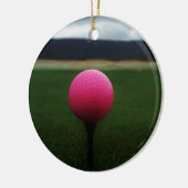 Roze Golfbal op een golfbaan in een berg Keramisch Ornament (Links)