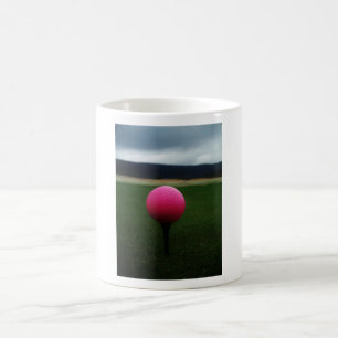 Roze Golfbal op een golfbaan in een berg Koffiemok
