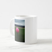 Roze Golfbal op een golfbaan in een berg Koffiemok (Voorkant links)