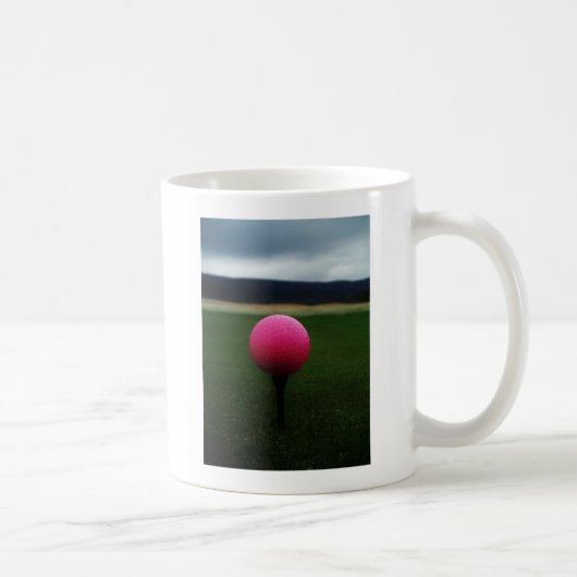 Roze Golfbal op een golfbaan in een berg Koffiemok (Rechts)