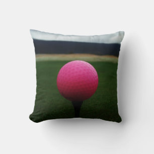 Roze Golfbal op een golfbaan in een berg Kussen