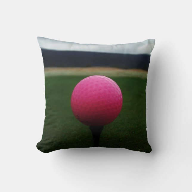Roze Golfbal op een golfbaan in een berg Kussen (Voorkant)
